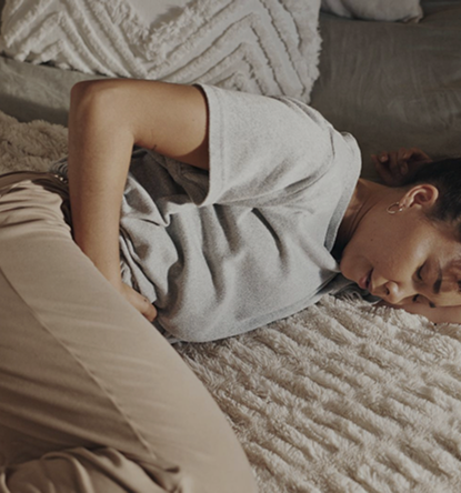 femme qui se tient le ventre de douleur