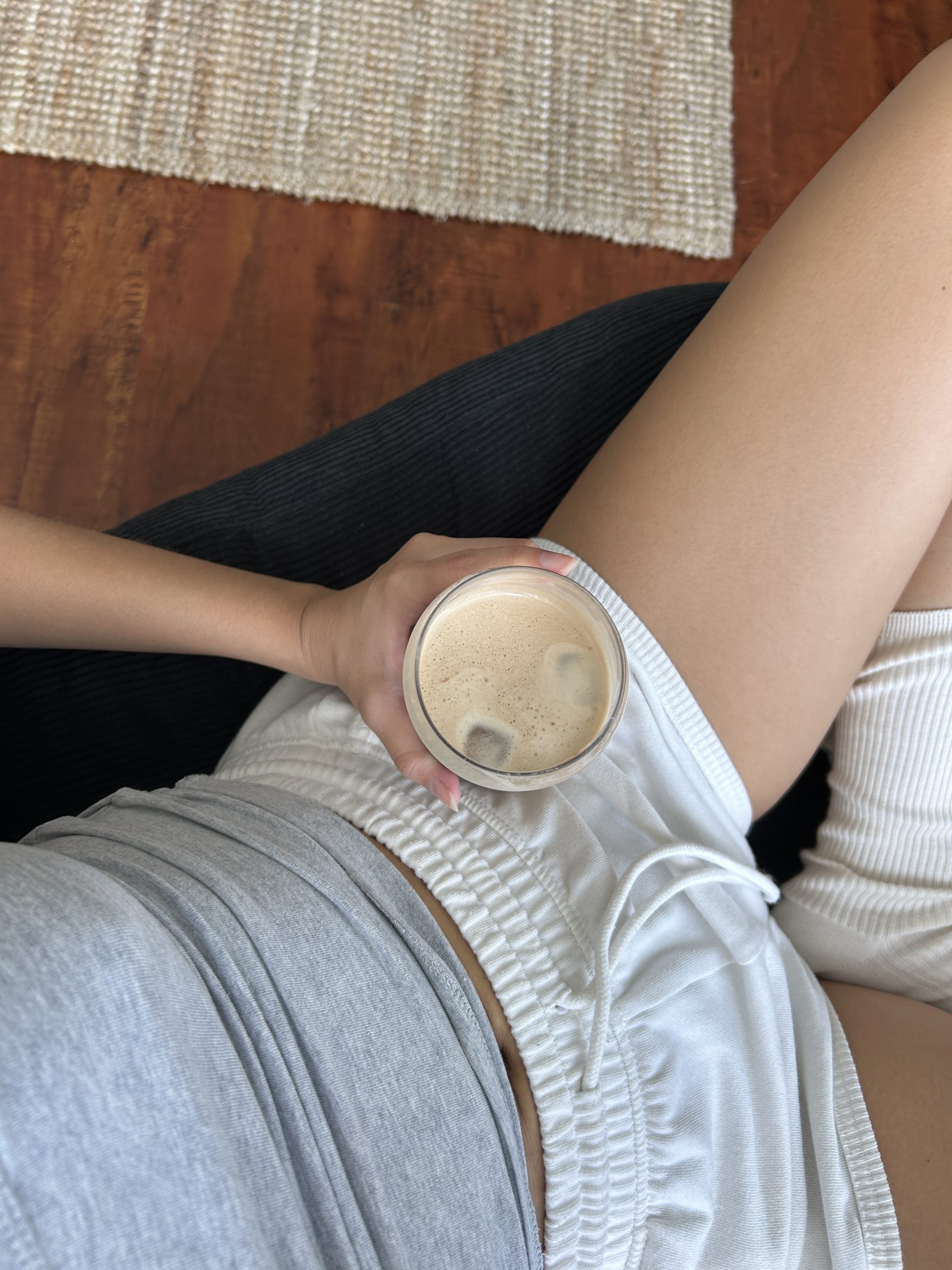Traitement des ménorragies : une personne au repos avec une boisson fraîche, en illustration des options thérapeutiques contre les règles anormalement abondantes.