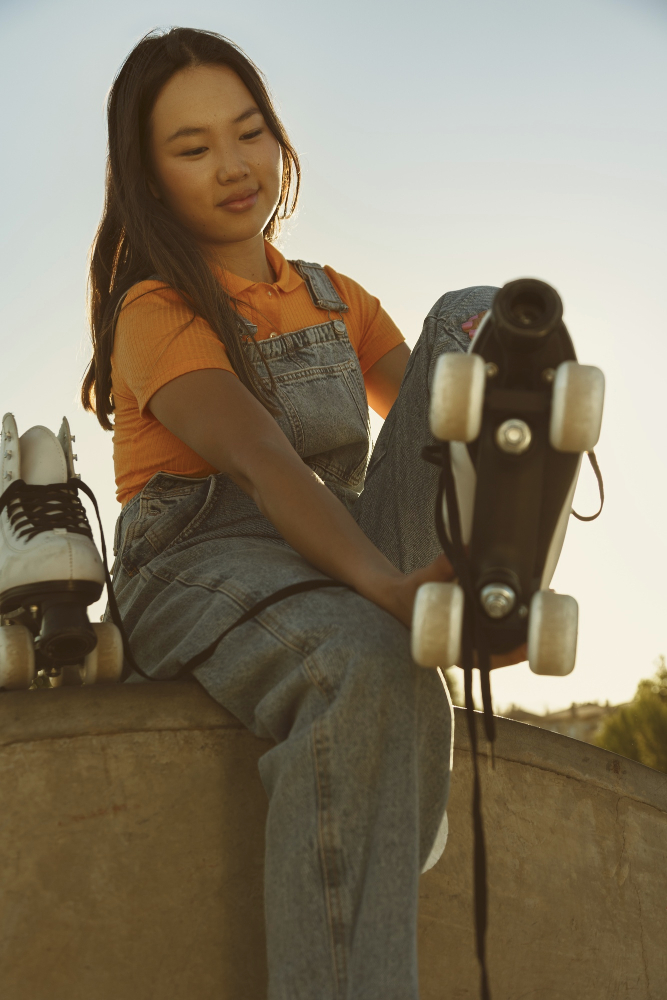 Activités pendant les règles : une personne en patins à roulettes (quads) au soleil, symbolisant la liberté de bouger et de s'amuser sans obstacle durant le cycle menstruel.