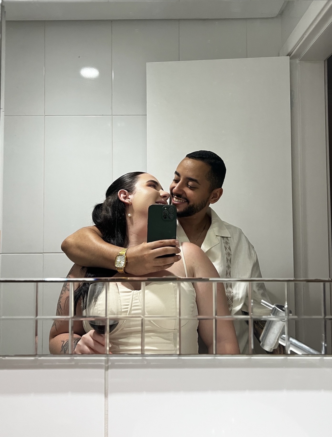 Sexe pendant les règles : un couple souriant et enlacé face à un miroir, symbolisant l'intimité et la vie sexuelle sans tabou pendant le cycle menstruel.